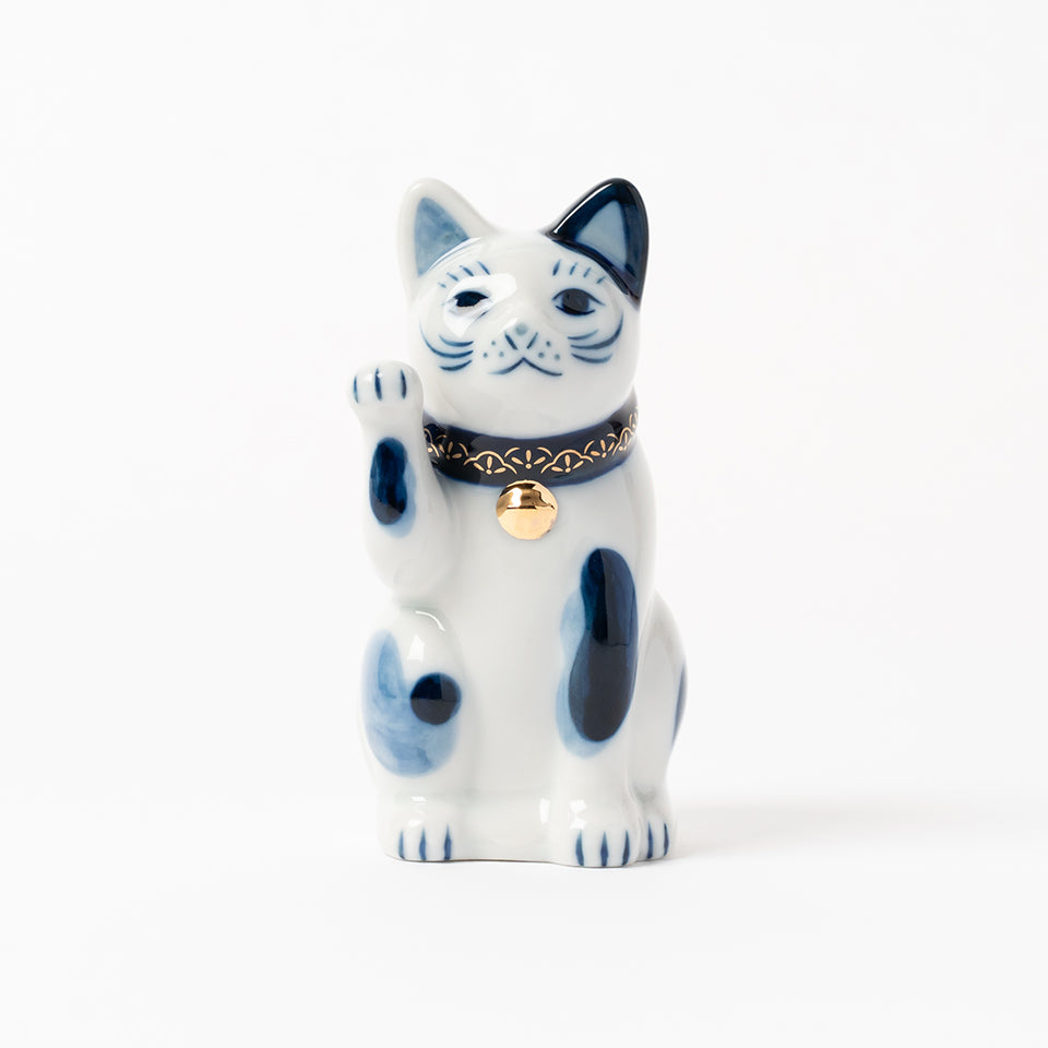 瀬戸まねきねこ　￼古瀬戸　招き猫　右手5号　左手3号　￼ 中外陶園 招き猫 瀬戸型 染付 右手 3号 [6625]｜Discover Japan