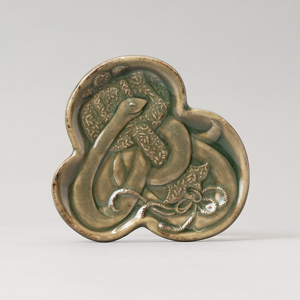 SUIYO 干支皿 巳 青磁 [S-68]｜Discover Japan 公式オンラインショップ