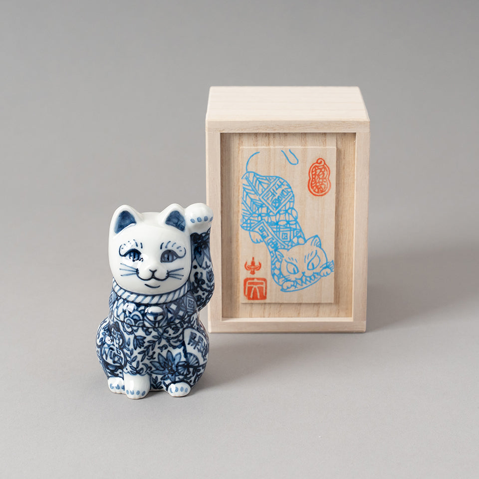 中国金石陶瓷図鑑 竹石山房 SUIYO 三寸招き猫 蓮唐草 穴山文香作 [S-76]｜Discover Japan 公式
