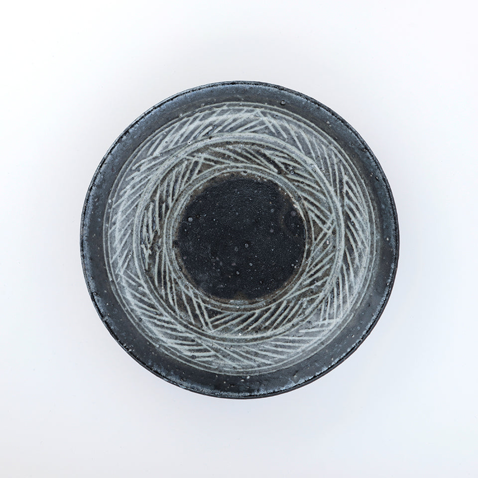八田亨 黒三島7寸皿 (薪)｜Discover Japan 公式オンラインショップ