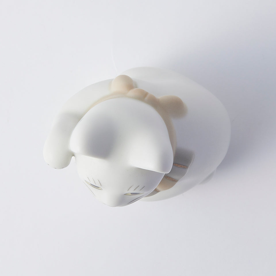 中外陶園 招き猫 横座 ベージュ（マット） 右手 4号｜Discover Japan