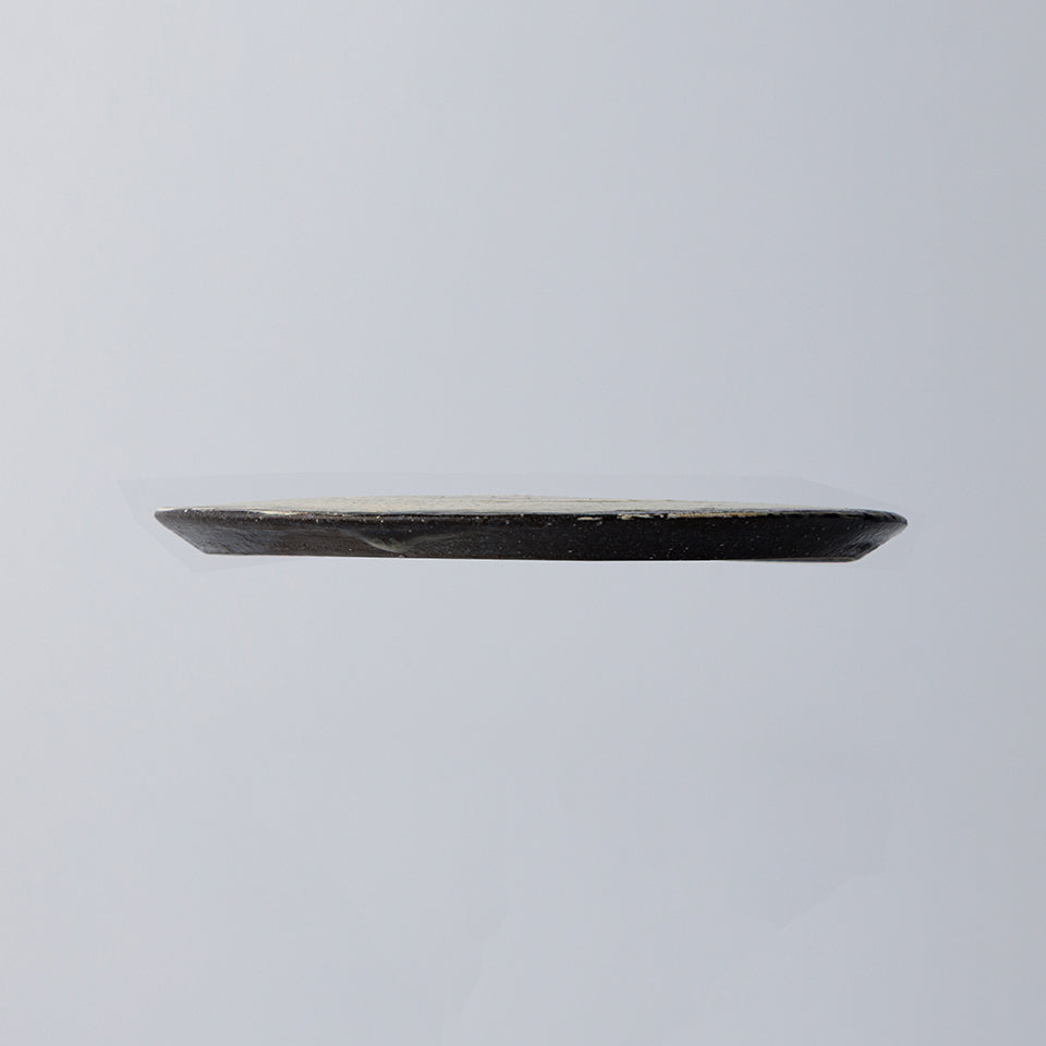 【尾形アツシ】黒地刷毛目フラットプレート（13cm）[D2]