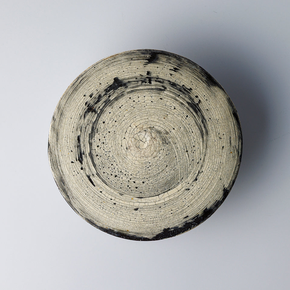 【尾形アツシ】黒地刷毛目フラットプレート（13cm）[D2]