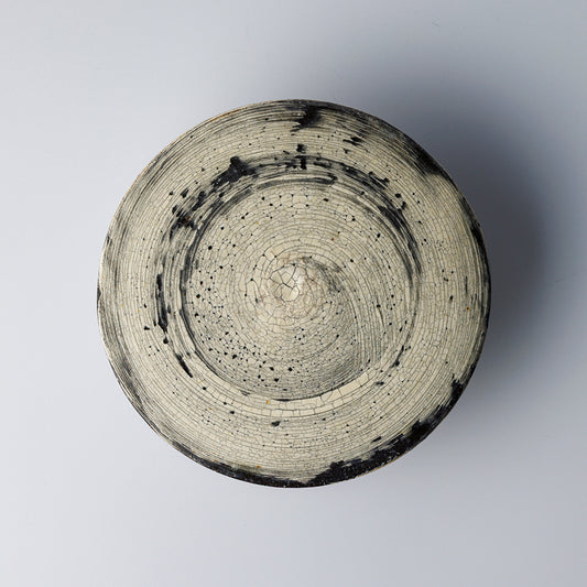 【尾形アツシ】黒地刷毛目フラットプレート（13cm）[D2]