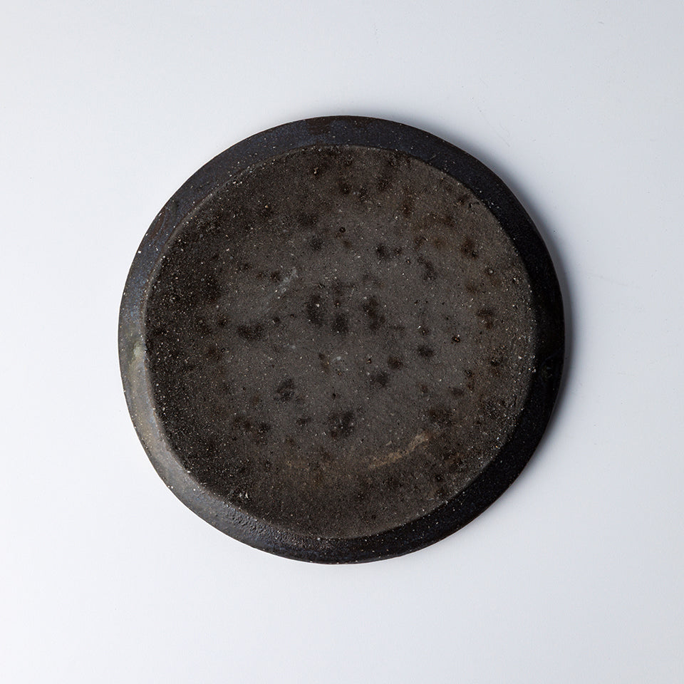 【尾形アツシ】黒地刷毛目フラットプレート（13cm）[D2]