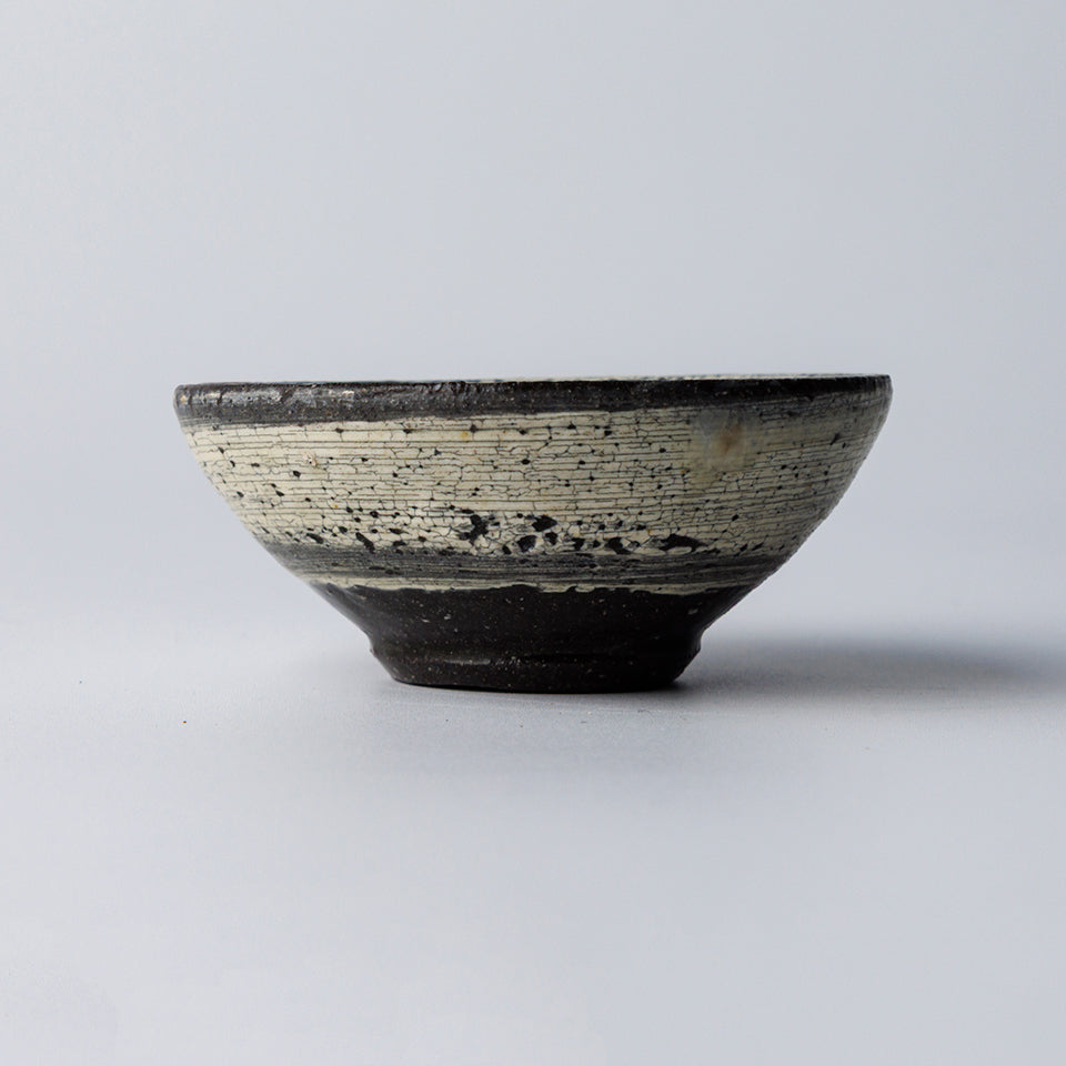 尾形アツシ 黒地刷毛目 平盃 [D3]｜Discover Japan 公式オンラインショップ