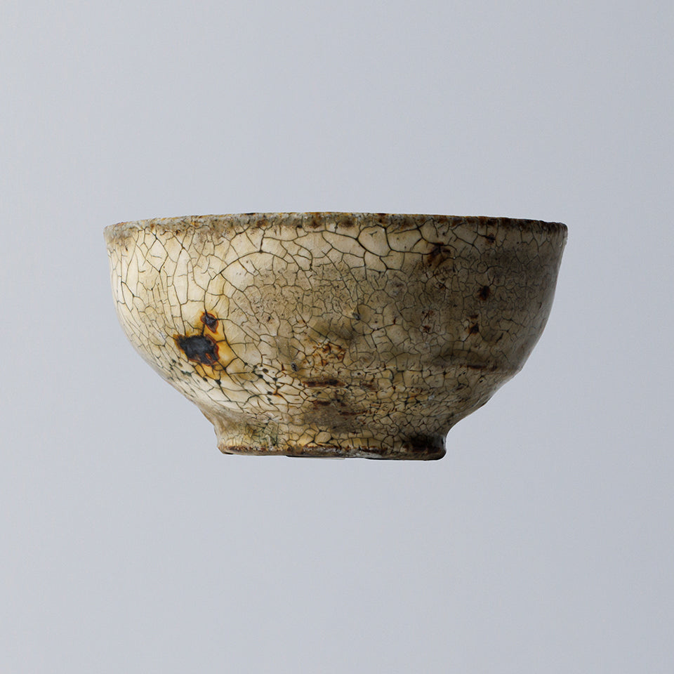 尾形アツシ 荒山粉引 ぐい呑 [D4]｜Discover Japan 公式オンラインショップ