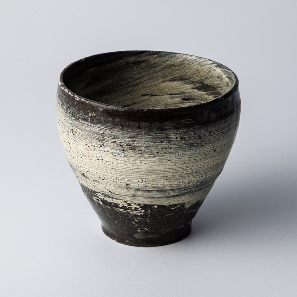 【尾形アツシ】黒地刷毛目 小カップ [D9]