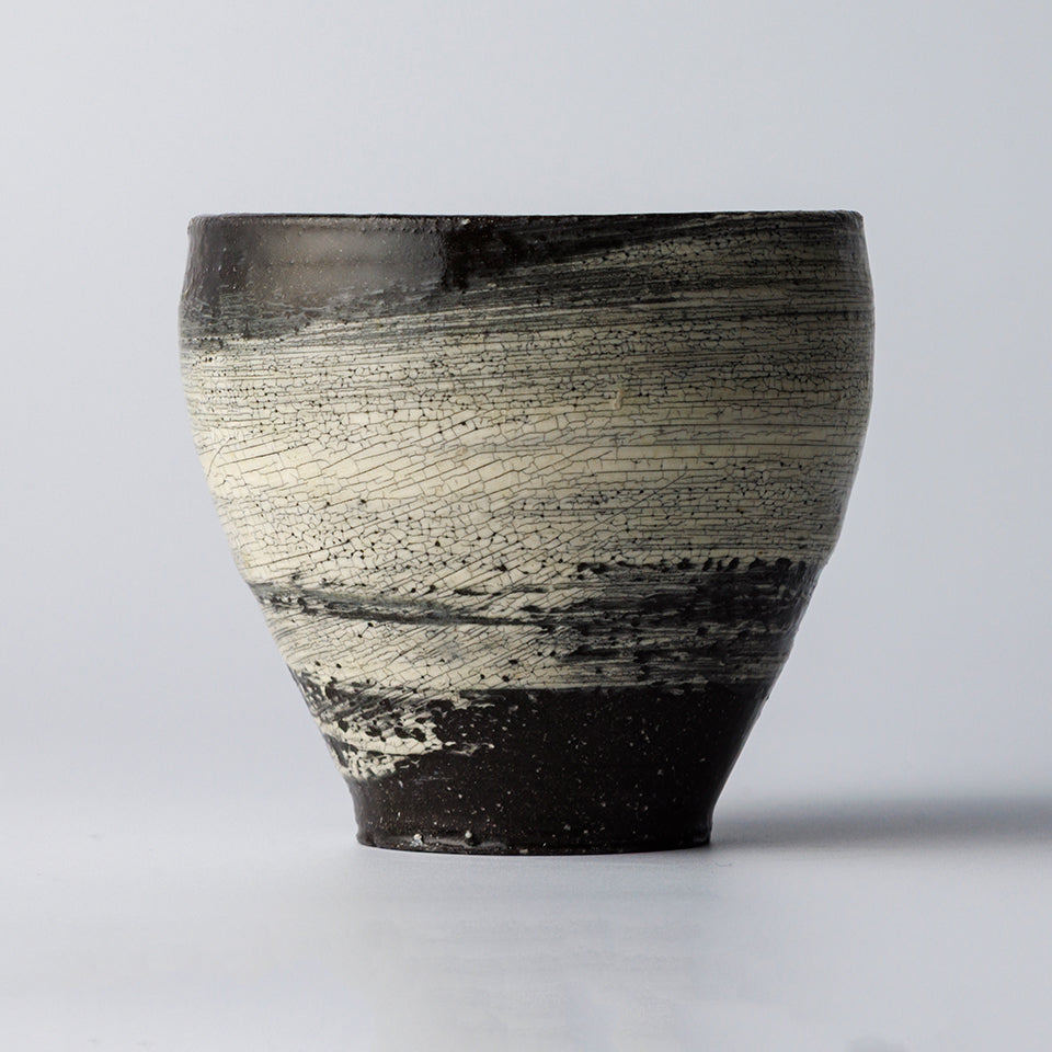 【尾形アツシ】黒地刷毛目 小カップ [D9]
