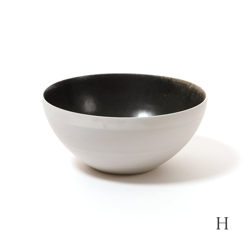 吉田直嗣 白磁鉄釉ボウル [11]｜Discover Japan 公式オンラインショップ