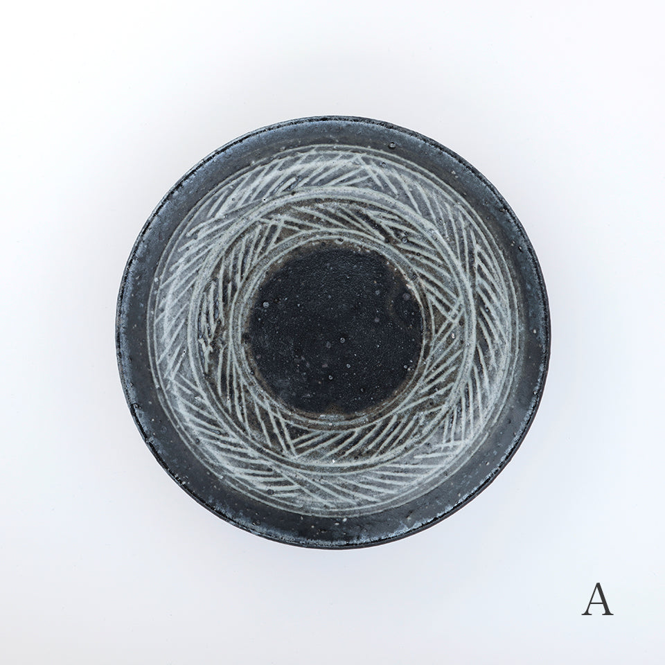八田亨 黒三島7寸皿 (薪)|Discover Japan 公式オンラインショップ 八田亨 黒三島7寸皿 (薪)|Discover Japan 公式オンラインショップ