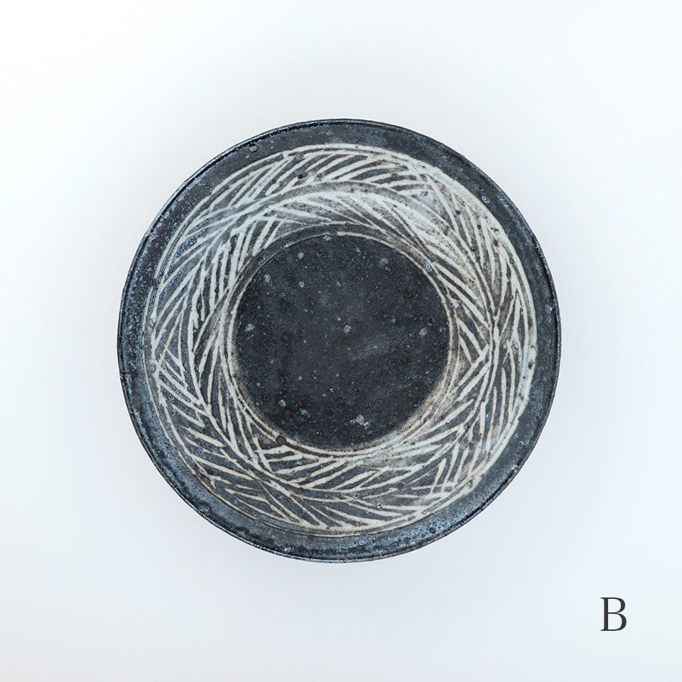 八田亨 黒三島7寸皿 (薪)｜Discover Japan 公式オンラインショップ