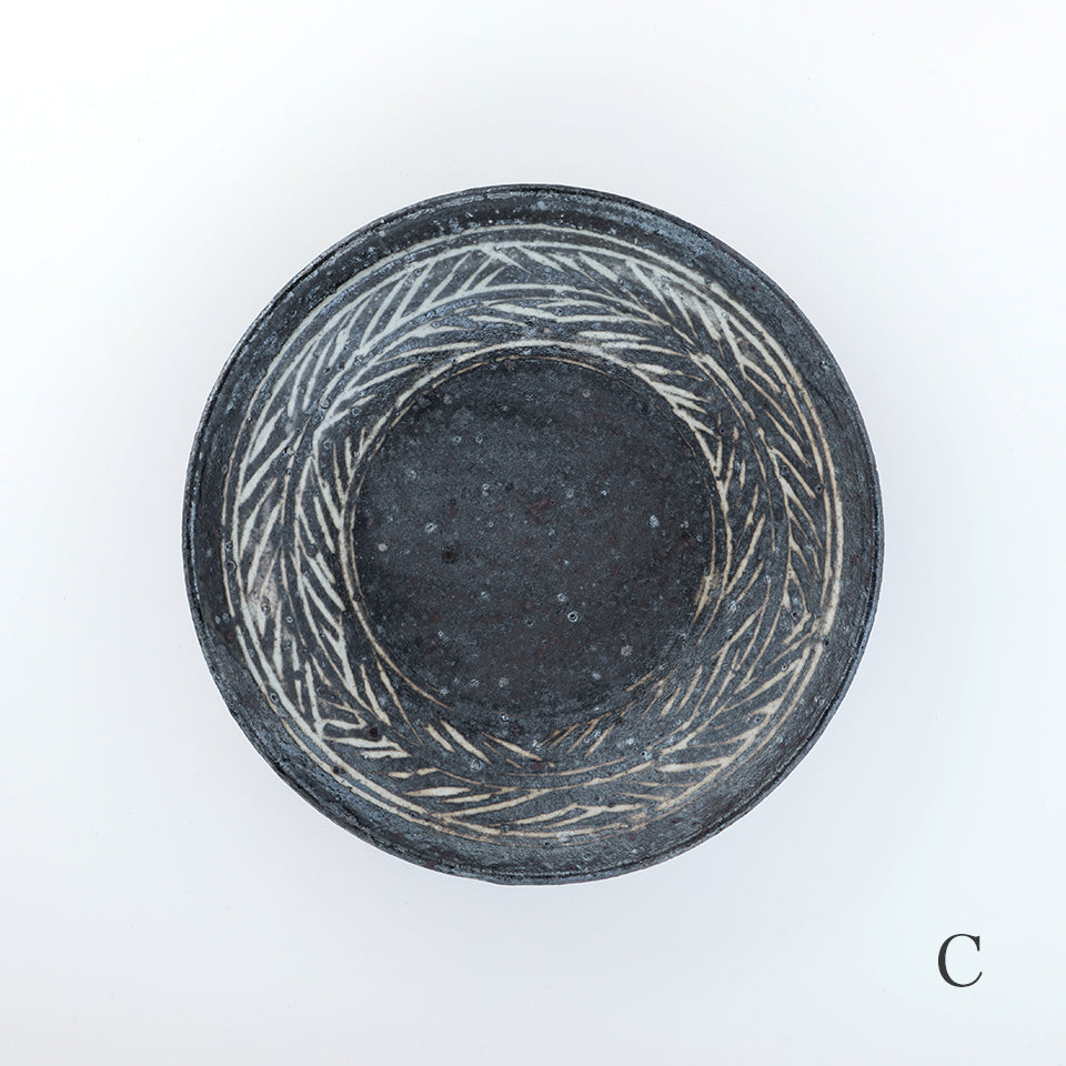 八田亨 黒三島7寸皿 (薪)｜Discover Japan 公式オンラインショップ
