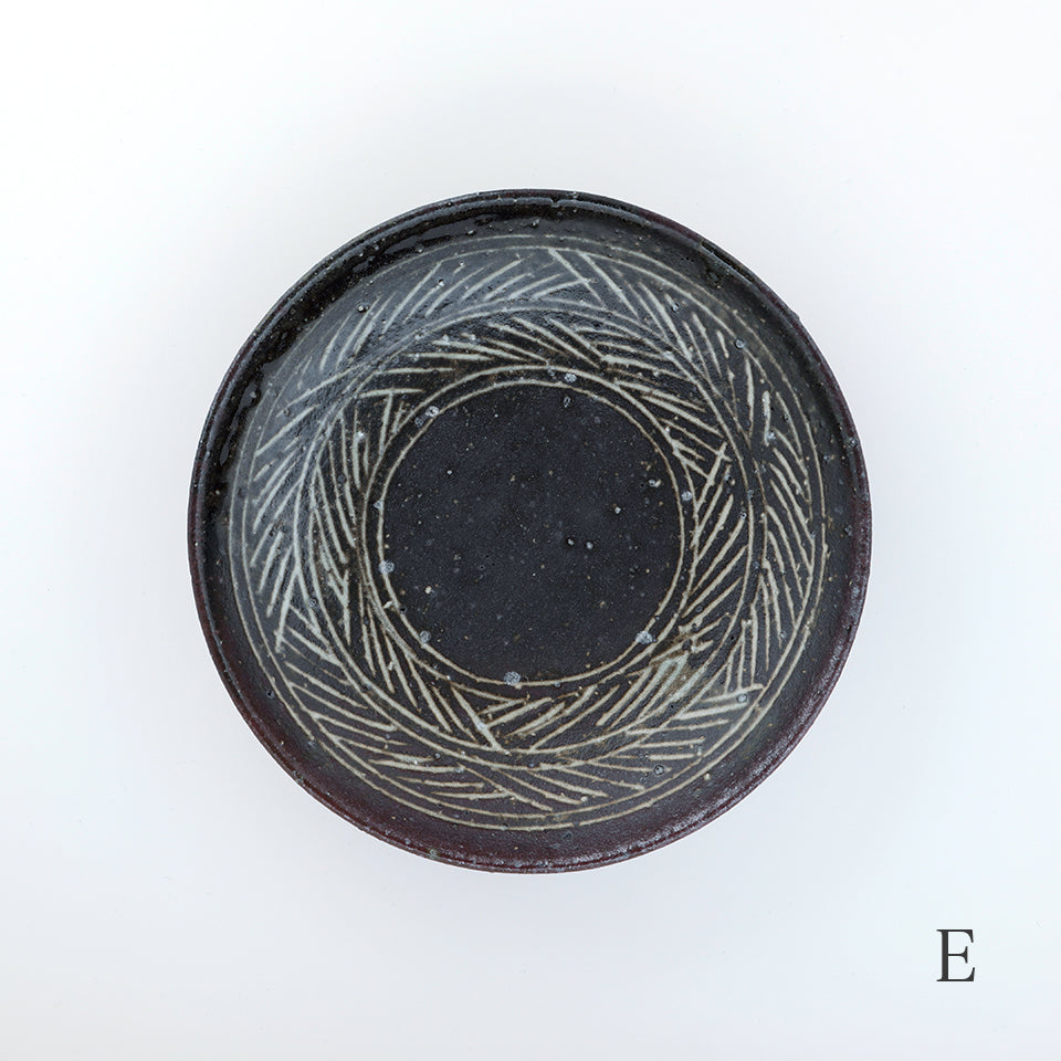 八田亨 黒三島7寸皿 (薪)｜Discover Japan 公式オンラインショップ