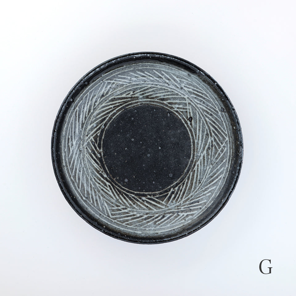 八田亨 黒三島7寸皿 (薪)｜Discover Japan 公式オンラインショップ